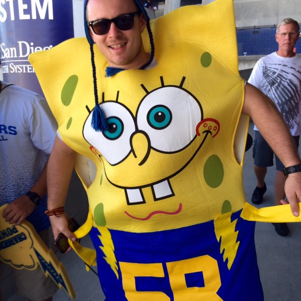 Qualcomm Stadium, San Diego, CA – Ilyen az, amikor a szurkoló nem tudja eldönteni, hogy ki a kedvence. Spongebob vagy Chargers?